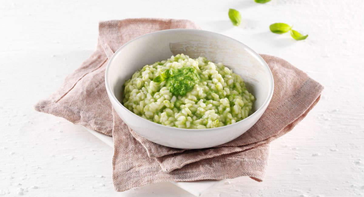 Risotto con puré de guisantes y pesto de albahaca