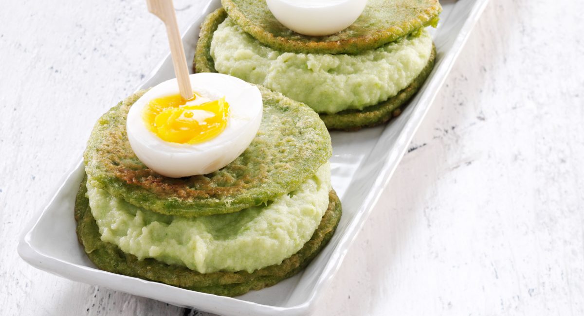 Hamburguesa de guisantes y huevo cremoso