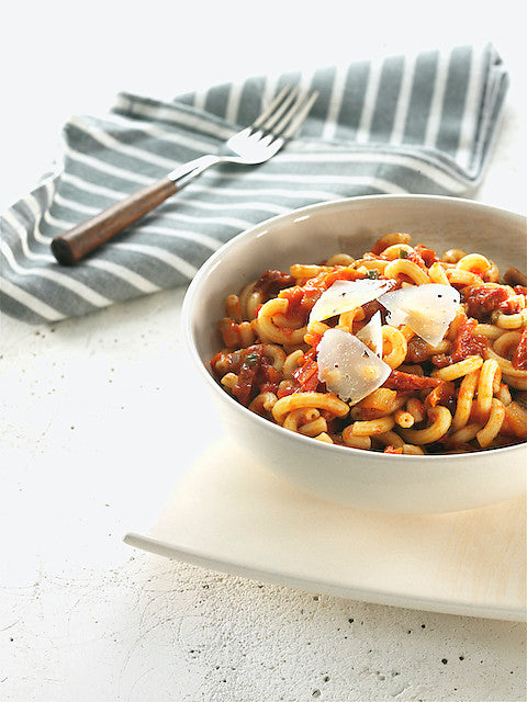 Pasta de farro con salsa de tomate, berenjena y tomate seco