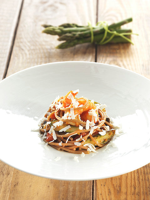Espaguetis de espelta con salsa a la hortelana, espárragos blancos y gambas