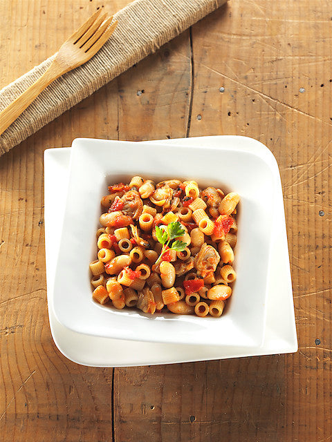 Pasta de espelta con salsa de tomate picante, almejas y alubias blancas (cannellini)