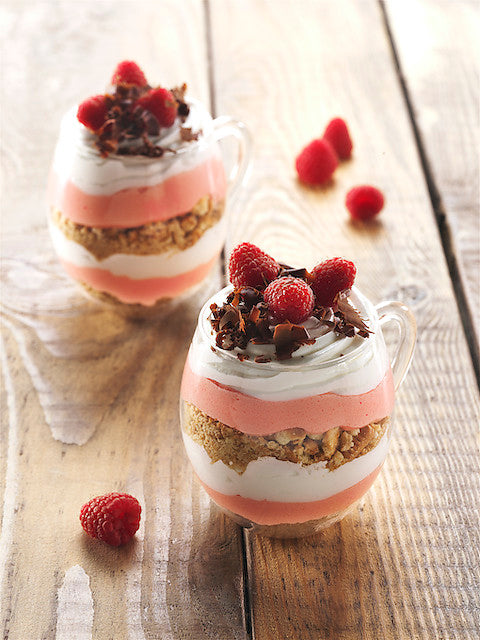 Tiramisú con mousse de frambuesa y galletas de limón