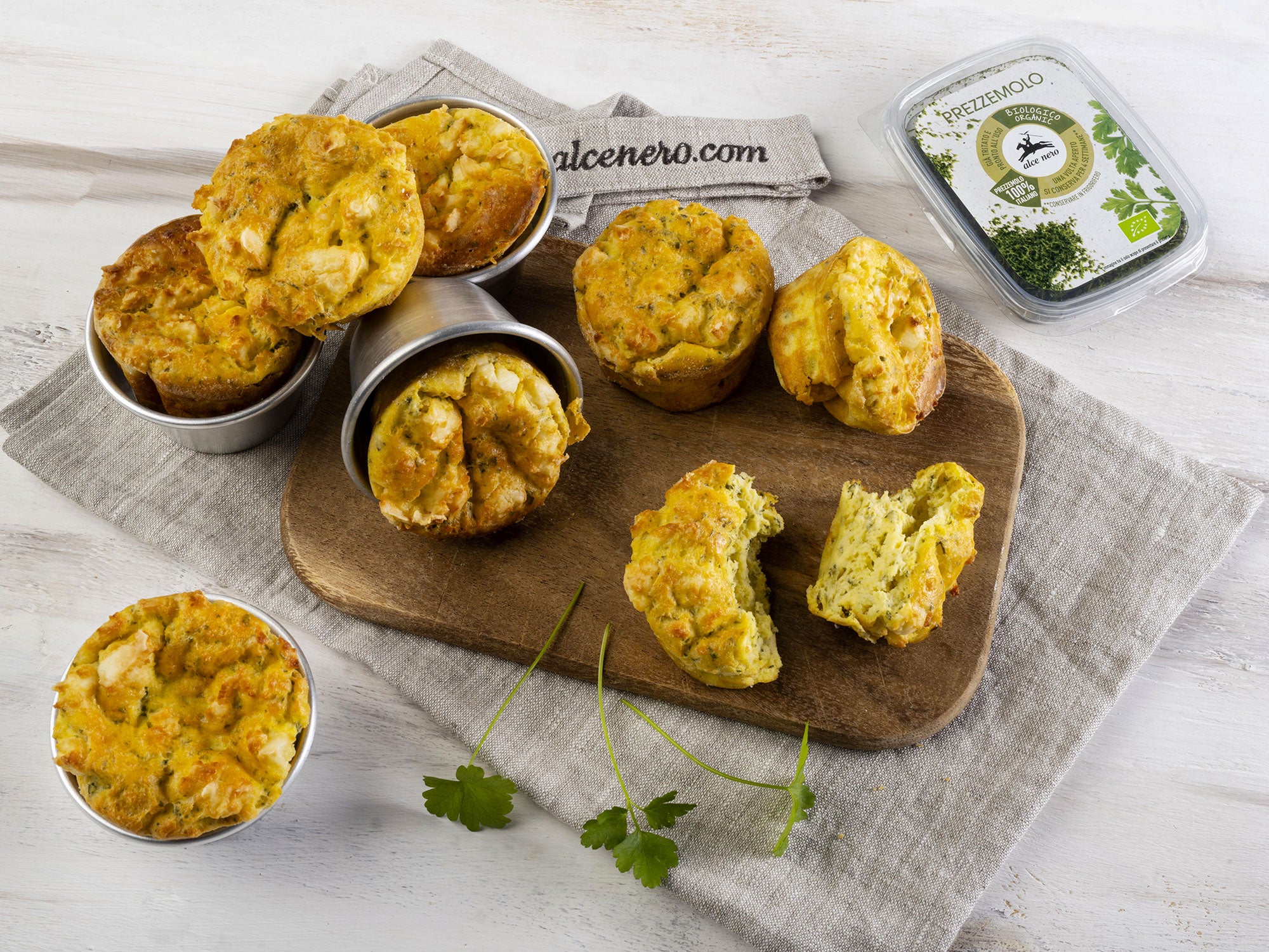 Buñuelos al horno con albahaca y perejil parcialmente deshidratado