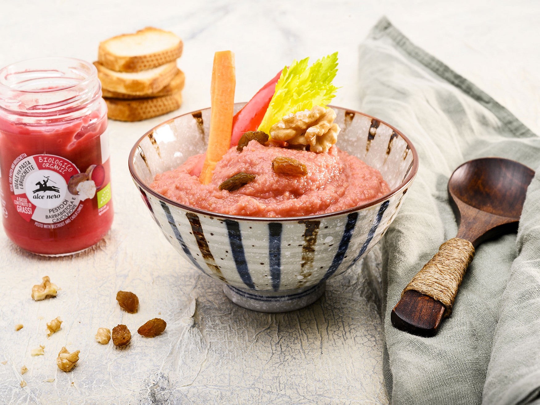 Hummus de garbanzos y pesto de remolacha y coliflor